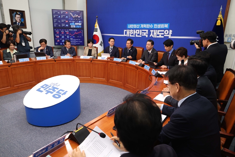 더불어민주당이 친여 성향의 유튜브와 당내 일각에서 제기된 조희대 대법원장에 대한 ‘회동 의혹’에 거리를 두는 모습이다. 사진은 정청래 대표가 19일 국회에서 열린 최고위원회의에서 발언을 하고 있는 모습. / 뉴시스