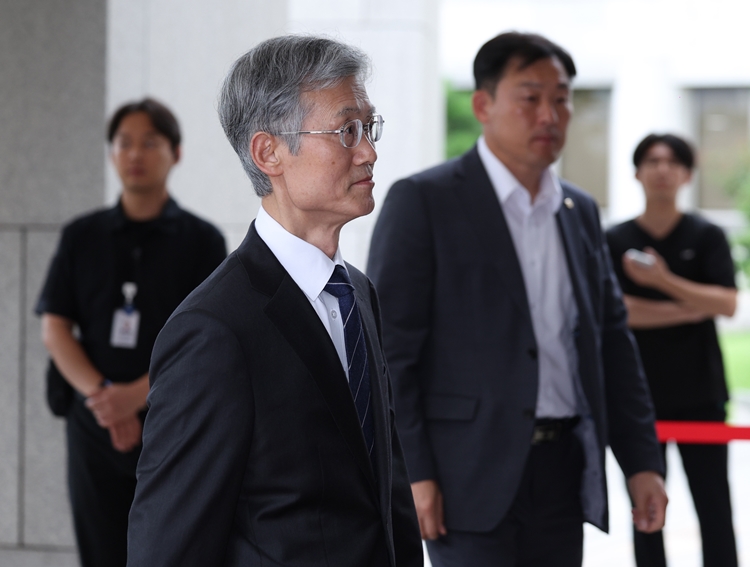 더불어민주당은 조희대 대법원장에 대한 ‘회동 의혹’에 대해 거리를 뒀지만, 조 대법원장을 향한 공세는 지속하고 있다. 사진은 조 대법원장이 19일 서울 서초구 대법원으로 출근하고 있는 모습. / 뉴시스