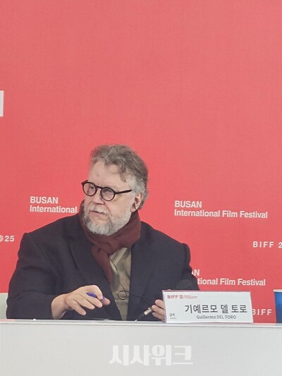 기예르모 델 토로 감독이 한국 영화를 향한 애정을 드러냈다. / 시사위크 DB​