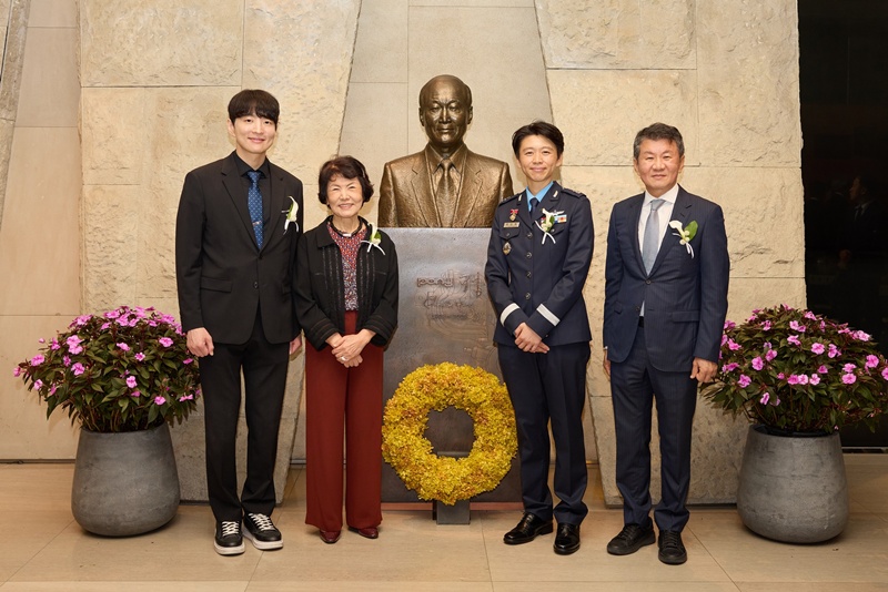 포니정재단은 서울 강남구 삼성동 아이파크타워 포니정홀에서 ‘제6회 포니정 영리더상’ 시상식을 개최하고 올해 수상자인 정다정 소령과 김병훈 대표에게 시상했다. (왼쪽부터) 김병훈 대표, 고(故) 정세영 HDC그룹(전 현대산업개발) 명예회장의 부인 박영자 여사, 정다정 소령, 정몽규 포니정재단 이사장  / 포니정재단