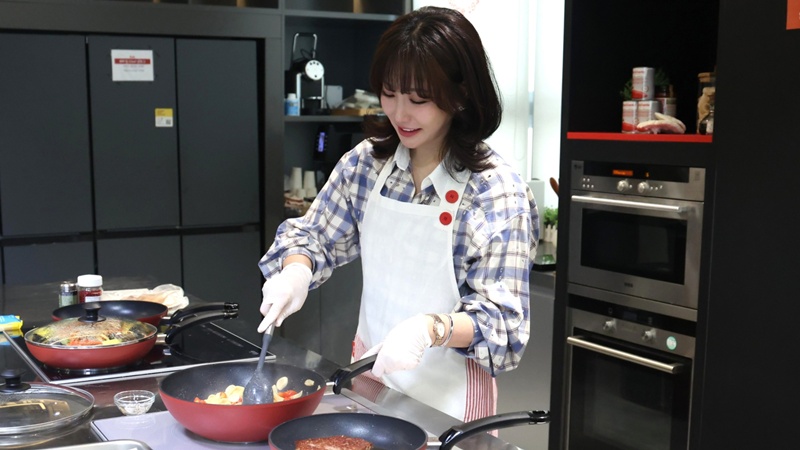 롯데홈쇼핑은 지난 18일, 배우 이유리의 '요즘쇼핑 유리네' 론칭 1주년을 기념해 고객 초청 쿠킹클래스를 진행했다. 사진은 배우 이유리가 쿠킹클래스 현장에서 오일 파스타를 조리하고 있는 모습. / 롯데홈쇼핑