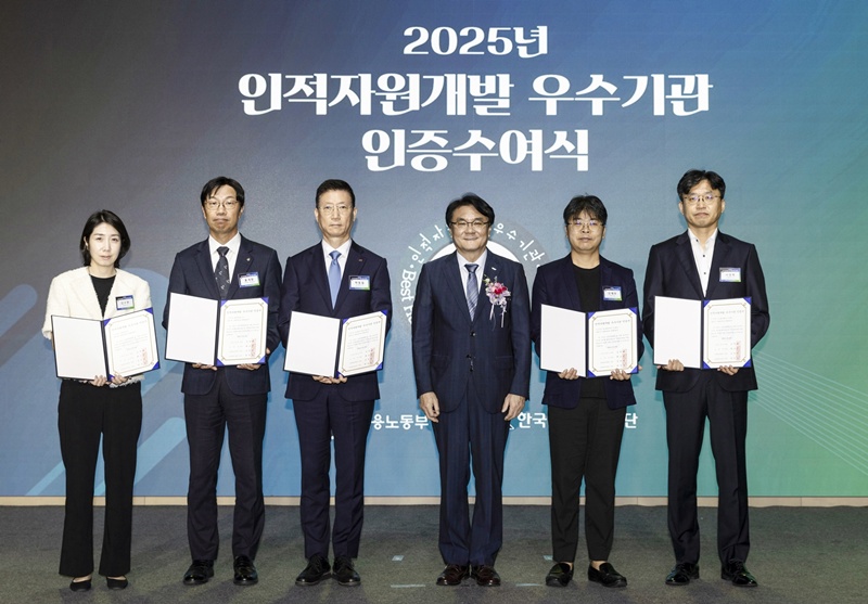 지난 16일 열린 '2025년도 인적자원개발 우수기관 인증 수여식'에서 서영학 오스템임플란트 인사운영실장(사진 가장 오른쪽)이 인증서를 펼쳐 보이고 있다. / 오스템임플란트 