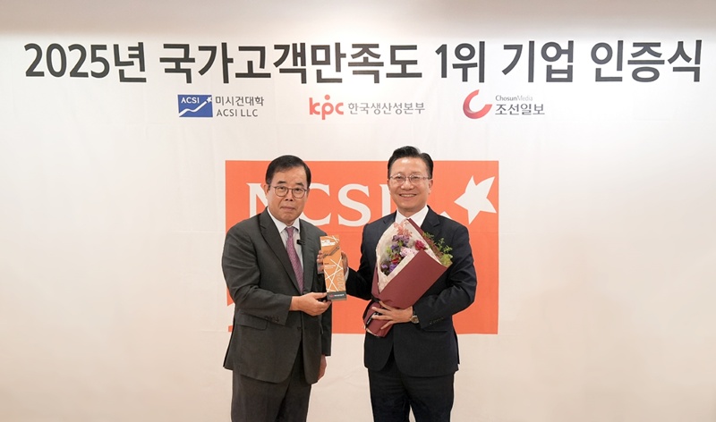상조업계 1위 웅진프리드라이프가 지난 17일 서울 중구 롯데호텔에서 열린 ‘2025 국가고객만족도 1위 기업 인증식’에서 상조서비스업 부문 초대 1위를 수상했다. 사진 왼쪽부터 박성중 한국생산성본부 회장, 문호상 웅진프리드라이프 대표이사 / 웅진프리드라이프  