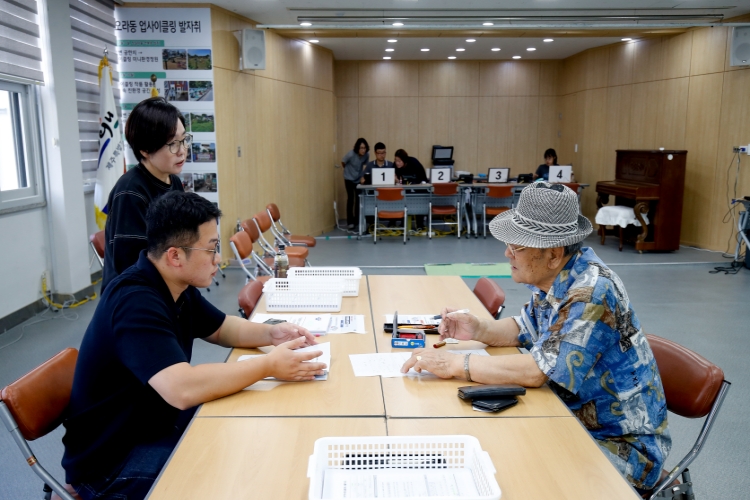 22일 오전 민생회복 소비쿠폰 신청을 위해 제주시 오라동 주민센터를 찾은 시민. / 뉴시스