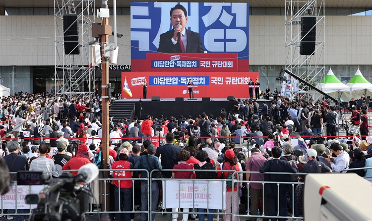 더불어민주당은 국민의힘이 장외투쟁에 나서자 ‘장외투정’, ‘대선불복’이라며 맹비판했다. 사진은 장동혁 국민의힘 대표가 21일 대구 동구 동대구역 광장에서 열린 야당탄압·독재정치 국민 규탄대회에서 발언을 하고 있는 모습. / 뉴시스