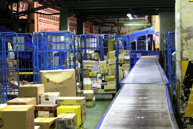 한국소비자원과 공정거래위원회는 추석 전후로 택배 물량이 평시 대비 10% 이상 증가할 것으로 예상하고 거래 피해예방주의보를 발령했다. / 픽사베이