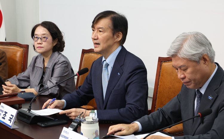 조국 조국혁신당 비상대책위원장이 22일 오전 국회에서 열린 비상대책위원회의에서 발언을 하고 있다. / 뉴시스