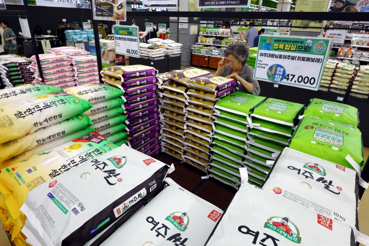 한국농수산유통공사(aT)에 따르면 쌀 20kg 소매가는 지난 15일 기준 6만1,398원에서 22일 기준 6만3,991원으로 올라 일주일 만에 2,500원이 넘게 올랐다. / 뉴시스