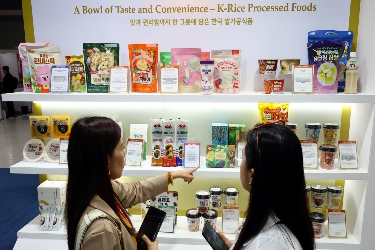 정부 기조가 정부 양곡 축소인 반면, 가공용 쌀의 수요는 증가할 전망이다. 사진은 지난 4월 서울 양재동 aT센터에서 열린 K-Food+ 바이어 초청 수출상담회에서 외국 바이어들이 한국 쌀가공식품을 둘러보고 있는 모습. / 뉴시스