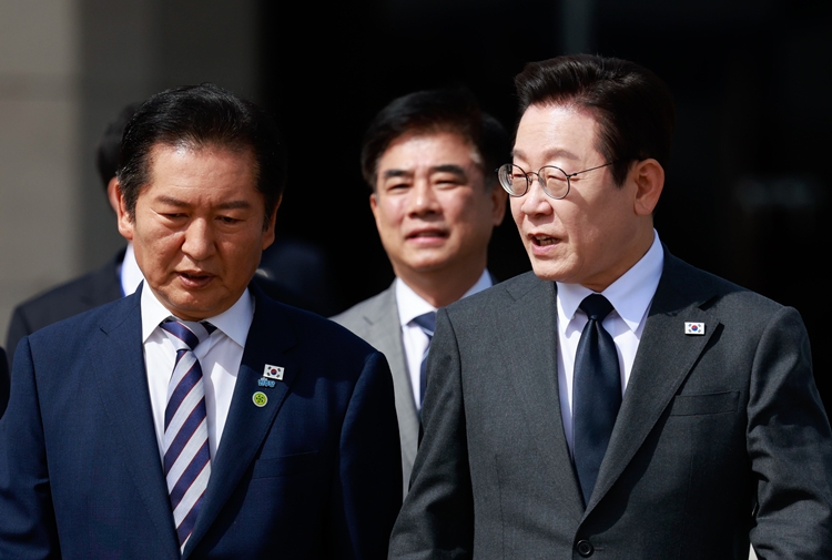 유엔 총회에 참석하는 이재명 대통령이 22일 경기 성남 서울공항에서 정청래 더불어민주당 대표와 이야기하고 있다. / 뉴시스