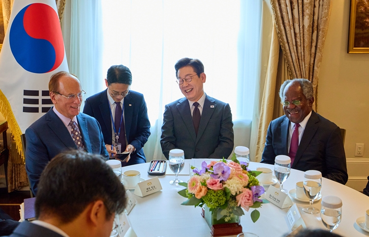 이재명 대통령이 22일(현지 시간) 미국 뉴욕의 한 호텔에서 세계경제포럼 의장인 래리 핑크(왼쪽) 블랙록 회장, 아데바요 오군레시(오른쪽) 글로벌 인프라스트럭처 파트너스 회장을 접견하고 있다. (공동취재) / 뉴시스