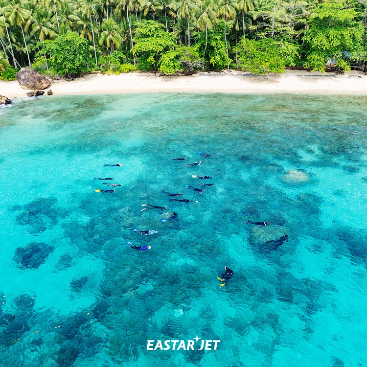 인도네시아 휴양지 마나도에서는 스노클링이나 스킨스쿠버 등 해양 액티비티, 화산 분화구 관광을 포함한 트레킹 등 다양한 관광을 즐길 수 있다. / 이스타항공