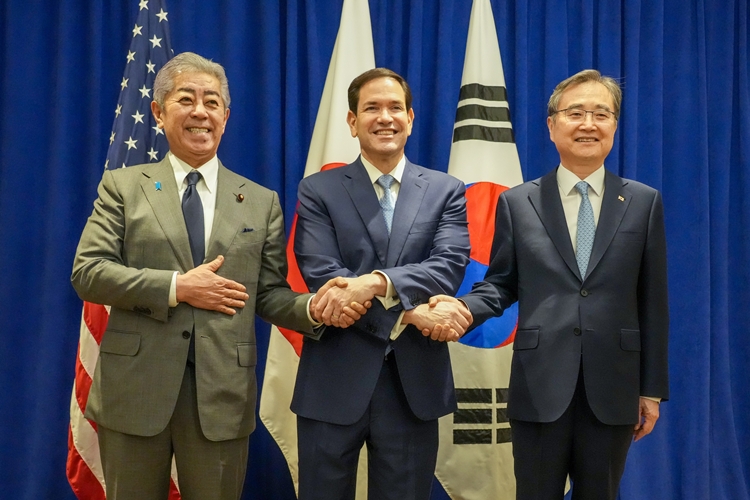 제80차 유엔총회 고위급 회기 참석 차 뉴욕을 방문중인 조현(우측) 장관은 마르코 루비오 미국 국무장관 및 이와야 다케시 일본 외무대신과 22일(현지시간) 한미일 외교장관회의를 가졌다. / 외교부 제공