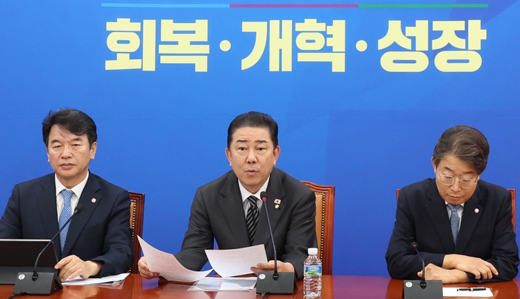 김병기 더불어민주당 원내대표가 23일 오전 국회에서 열린 원내대책회의에서 발언을 하고 있다. / 뉴시스