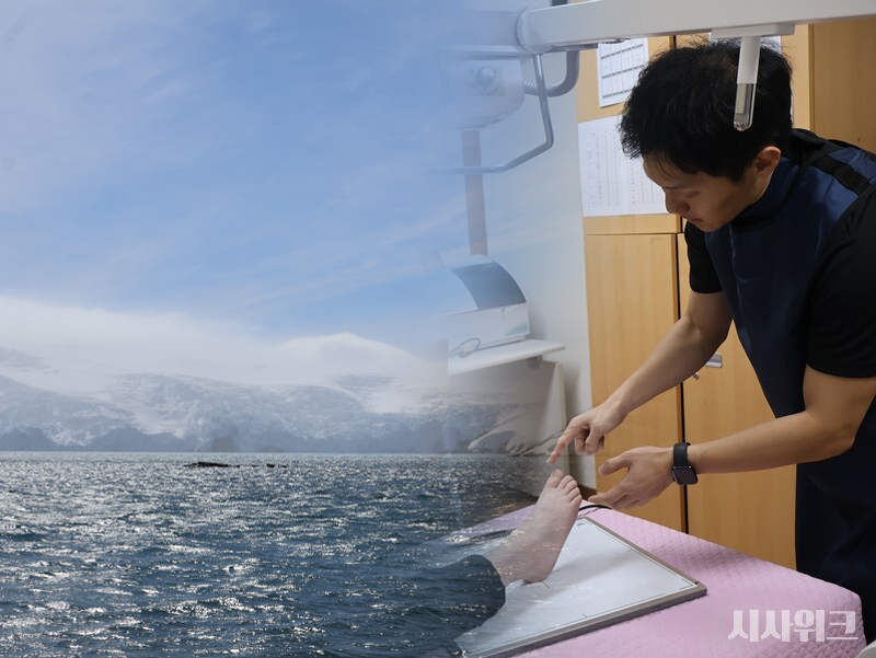 살을 에는 추위와 고립된 극지 환경에서 사람들의 생명을 지키는 건 단 한 명의 의사다. 매년 극지연구소는 남극세종과학기지와 장보고 기지 월동연구대, 아라온호 의료대원을 파견한다. 사진은 남극세종과학기지에서 진료를 하고 있는 방성규 제38차 남극세종과학기지 월동연구대 의료대원./ 사진=남극특별취재팀, 편집=박설민 기자 