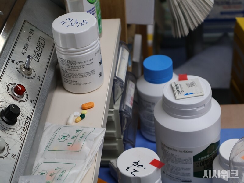 원활하지 못한 ‘약품’의 공급은 극지 의사들을 괴롭히는 고질적 문제다. 실제로 시사위크 남극특별취재팀이 남극세종과학기지를 방문한 당시, 기약, 타이레놀, 두통약, 진통제 등 상비약품은 유통기한이 몇 개월 지난 것들도 많았다. / 사진=남극특별취재팀