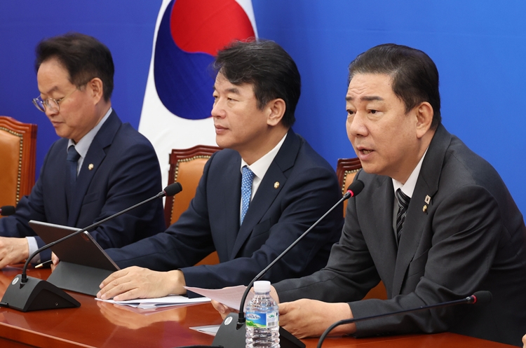 김병기 더불어민주당 원내대표가 23일 오전 서울 여의도 국회에서 열린 원내대책회의에서 발언을 하고 있다. / 뉴시스