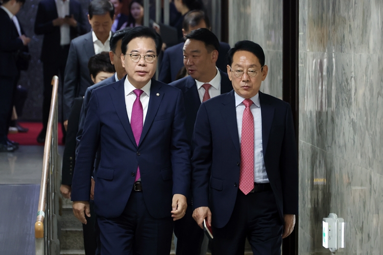 국민의힘 송언석 원내대표와 김도읍 정책위의장 등 원내지도부가 23일 서울 여의도 국회에서 열린 원내대책회의에 참석하고 있다. / 뉴시스