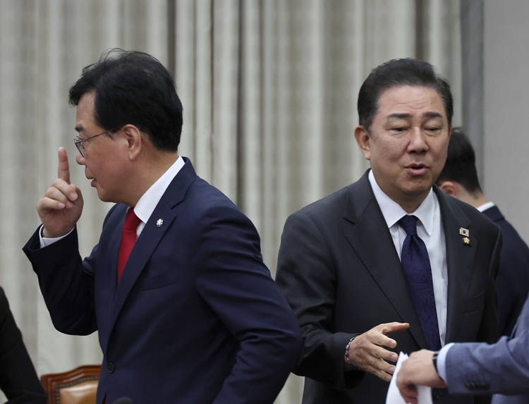 더불어민주당이 검찰청 폐지와 기획재정부 조직 개편 등을 핵심으로 하는 정부조직법 개정안을 오는 25일 국회 본회의에서 처리하겠다고 공언하고 있고, 국민의힘은 ‘25일 처리’에 대해 반대 입장을 분명히 하고 향후 여야 간의 충돌이 불가피할 전망이다. 사진은 김병기 민주당 원내대표와 송언석 국민의힘 원내대표가 지난 22일 국회에서 열린 국회운영위원회 전체회의에서 악수한 뒤 이동하고 있는 모습. / 뉴시스