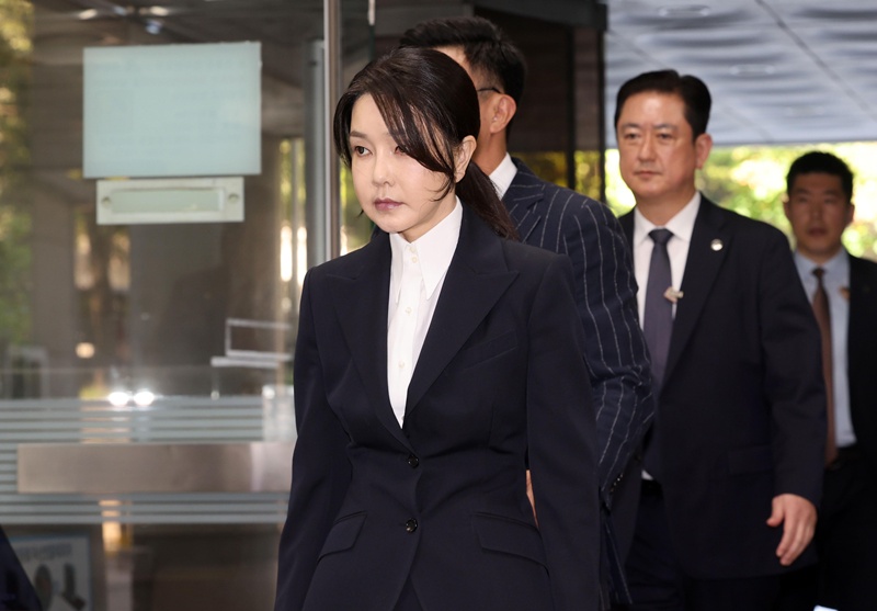  도이치모터스 주가조작과 통일교 금품수수 혐의로 구속기소된 윤석열 전 대통령의 부인인 김건희 씨가 24일 재판에 첫 출석한다. 사진은 지난달 12일 서울중앙지법에서 열린 구속 전 피의자 심문(영장실질심사)에 출석하고 있는 모습이다. / 뉴시스