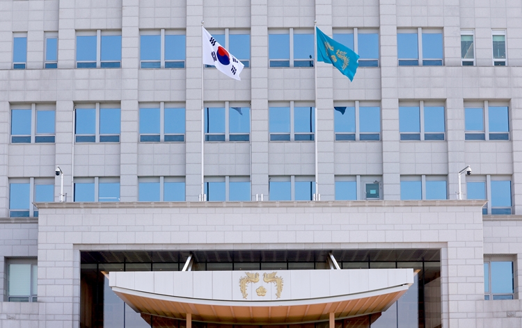 제21대 이재명 대통령 임기가 시작된 4일 서울 용산 대통령실 청사에 봉황기가 게양돼 있다. (대통령실통신사진기자단) / 뉴시스