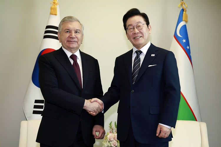 이재명 대통령과 샤브카트 미르지요예프 우즈베키스탄 대통령이 23일(현지시간) 미국 뉴욕 유엔 본부에서 정상회담에 앞서 기념촬영을 하고 있다. / 뉴시스