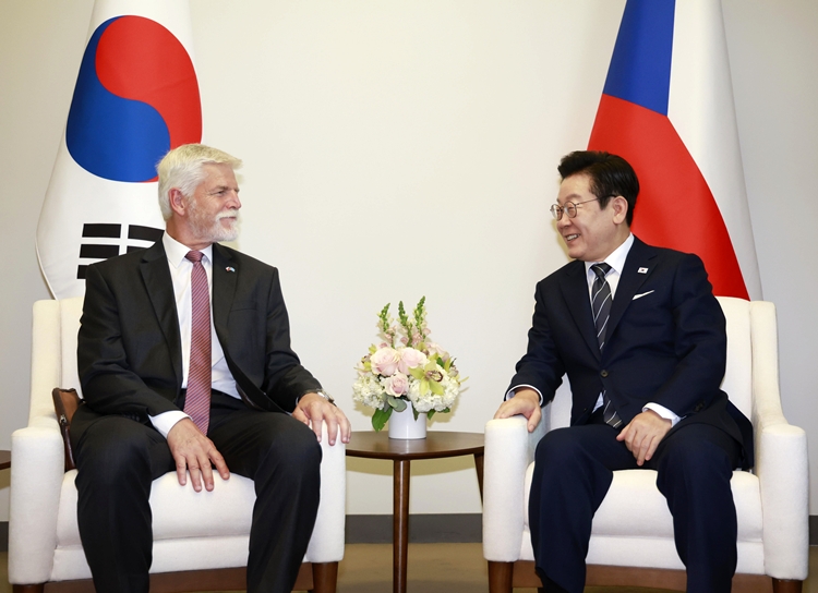 이재명 대통령과 페트르 파벨 체코 대통령이 23일(현지시간) 미국 뉴욕 유엔 본부에서 정상회담을 하고 있다. / 뉴시스