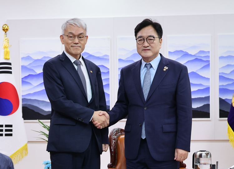 우원식 국회의장이 24일 오전 국회에서 천대엽 법원행정처장의 예방을 받으며 기념촬영을 하고 있다. / 뉴시스