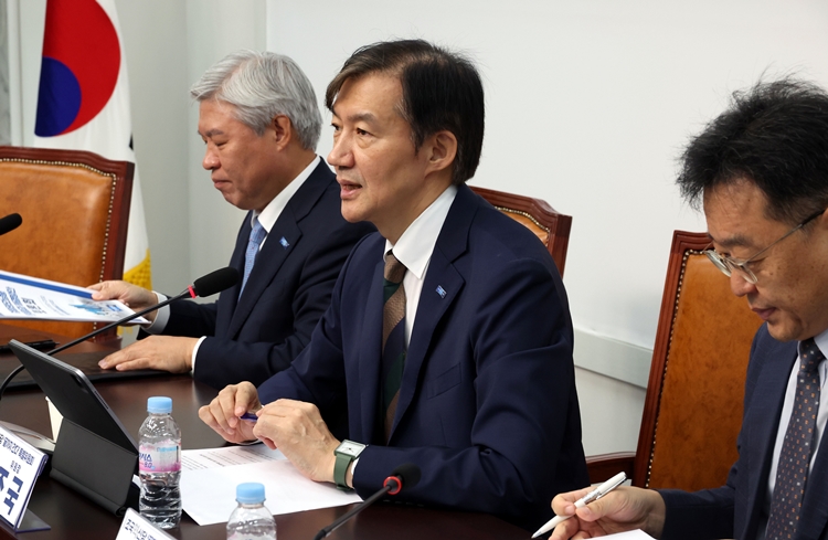 조국 조국혁신당 비상대책위원장이 24일 오전 국회에서 열린 '검찰권 오남용 문제점과 해결방안' 토론회에서 발제를 하고 있다. / 뉴시스