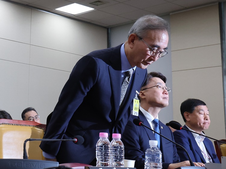 24일 국회 과학기술정보방송통신위원회는 해킹 청문회에 출석한 김영섭 KT 대표를 상대로 침해사고가 발생한 서버를 폐기한 것에 대해 집중 추궁했다. 사진은 김영섭 KT 대표가 청문회에 출석해 인사하는 모습. / 뉴시스