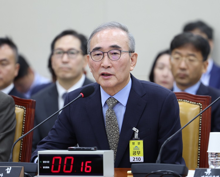 24일 김영섭 KT 대표는 국회 해킹 청문회에 출석해 전체 가입자 대상 번호이동(통신사 변경) 위약금 면제 요구에 대해 “최종 조사 결과를 보고 피해 내용을 고려해서 검토하겠다”고 밝혔다. / 뉴시스