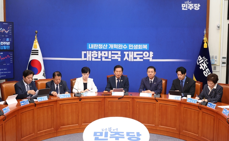 더불어민주당 지도부가 조희대 대법원장에 대한 청문회에 힘을 실었다. 사진은 정청래 대표가 24일 국회에서 열린 최고위원회의에서 발언을 하고 있는 모습. / 뉴시스