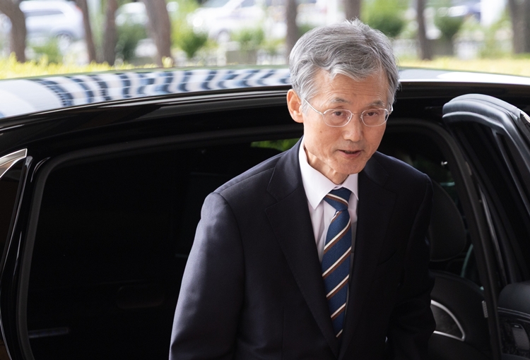 더불어민주당은 조희대 대법원장을 향한 청문회 출석 압박 수위도 높이고 있다. 사진은 조 대법원장이 24일 오전 서울 서초구 대법원으로 출근하고 있는 모습. / 뉴시스