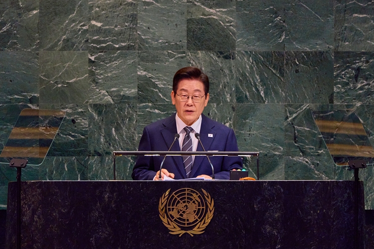 이재명 대통령이 23일(현지시간) 미국 뉴욕 유엔 본부에서 열린 제80차 유엔 총회에서 기조연설을 하고 있다. (공동취재) / 뉴시스