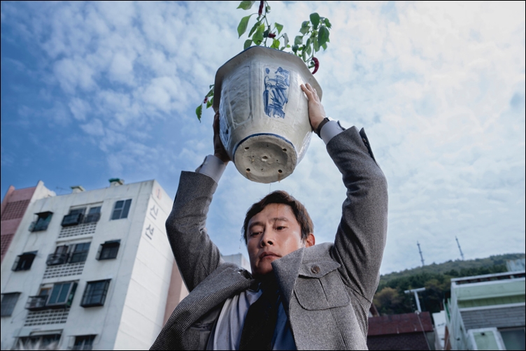 영화 ‘어쩔수가없다’가 박스오피스 1위로 출발했다. / CJ ENM