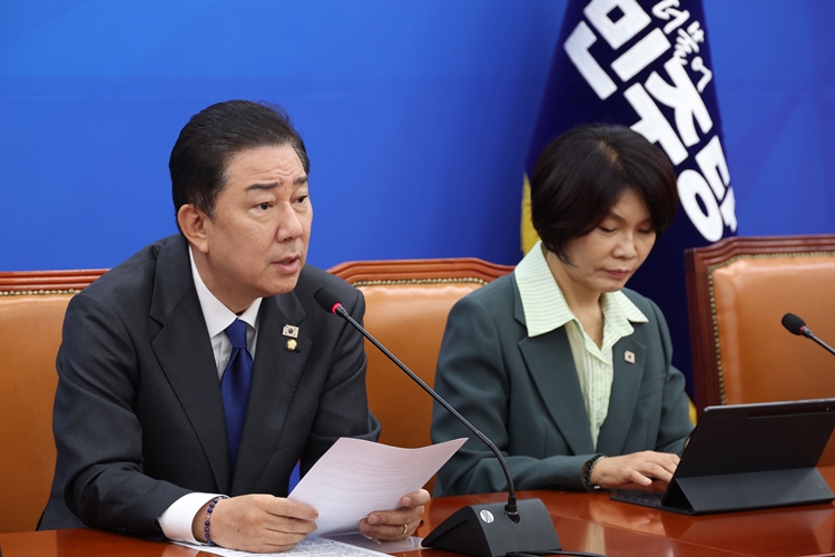 김병기 더불어민주당 원내대표가 25일 오전 국회에서 열린 정책조정회의에서 발언을 하고 있다. / 뉴시스