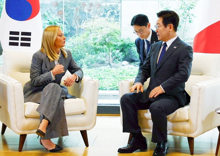 이재명 대통령과 조르자 멜로니 이탈리아 총리가 24일(현지 시간) 미국 뉴욕 주유엔 대한민국 대표부에서 한-이탈리아 정상회담을 하고 있다. / 뉴시스