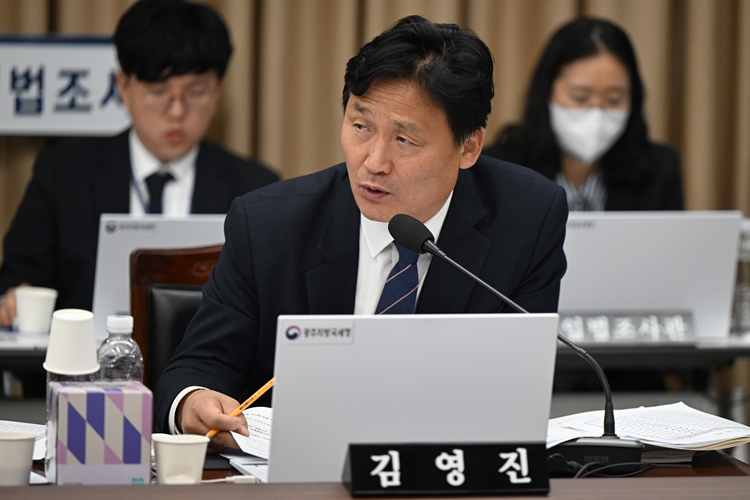 원조 친명계로 불리는 김영진 더불어민주당 의원은 25일 조희대 대법원장에 대한 청문회에 대해 ‘급발진’이라고 평가했다. 사진은 김 의원이 지난해 10월 24일 정부광주지방합동청사 3층 대회의실에서 열린 국회 기획재정위원회의 광주지방국세청·광주본부세관 등 국정감사에서 질의를 하고 있는 모습. / 뉴시스