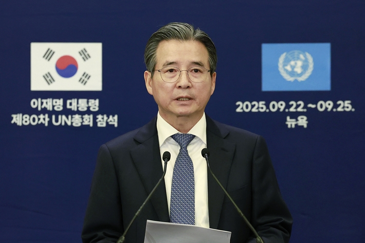 김용범 정책실장이 24일(현지시간) 미국 뉴욕의 한 호텔 한국 프레스센터에서 이재명 대통령의 스콧 베센트 미국 재무장관 면담 관련 브리핑을 하고 있다. / 뉴시스