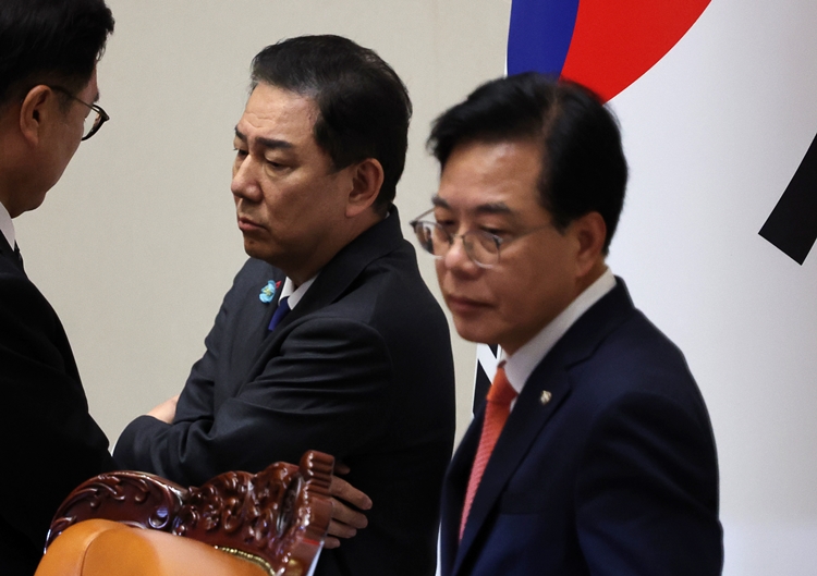 여야가 정부조직법 개정안에 대해 이견을 좁히지 못하면서 4박 5일간의 필리버스터 정국이 펼쳐지게 됐다. 사진은 우원식 국회의장과 김병기 더불어민주당 원내대표, 송언석 국민의힘 원내대표가 25일 국회에서 열린 본회의에서 신속처리안건 지정동의의 건 투표수가 명패수보다 많은 것에 대해 대화하는 모습. / 뉴시스