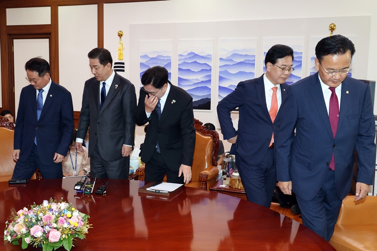 우원식 국회의장과 여야 원내대표가 25일 국회 의장 집무실에서 열린 의장주재 여야 원내대표 회동에서 기념촬영을 마치고 자리로 향하고 있다. 왼쪽부터 허영 더불어민주당 원내정책수석부대표, 김병기 원내대표, 우 국회의장, 송언석 국민의힘 원내대표, 유상범 원내운영수석부대표. / 뉴시스