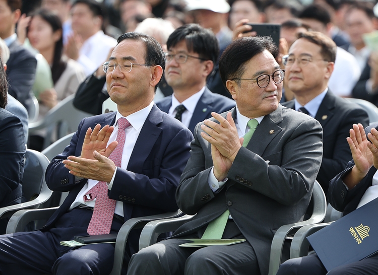 국민의힘 소속 주호영 국회부의장은 25일 필리버스터가 진행되는 국회 본회의 사회 보이콧을 선언했다. 이에 우원식 국회의장은 유감을 표했다. 사진은 우 의장(사진 우측)이 지난 23일 국회 잔디광장에서 열린 입법박람회 개막식에서 주 부의장과 함께 박수치고 있는 모습. / 뉴시스