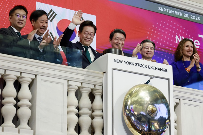 이재명(왼쪽 세번째) 대통령이 25일(현지시간) 미국 뉴욕 증권거래소를 방문해 개장 벨을 타종한 뒤 인사하고 있다. 왼쪽부터 김남준 대통령실 제1부속실장, 구윤철 경제부총리 겸 기획재정부 장관, 이재명 대통령, 이억원 금융위원장, 김용범 정책실장, 린 마틴 뉴욕 증권거래소 회장. / 뉴시스
