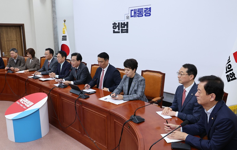 송언석 국민의힘 원내대표가 26일 오전 서울 여의도 국회에서 열린 원내대책회의에서 발언을 하고 있다. / 뉴시스