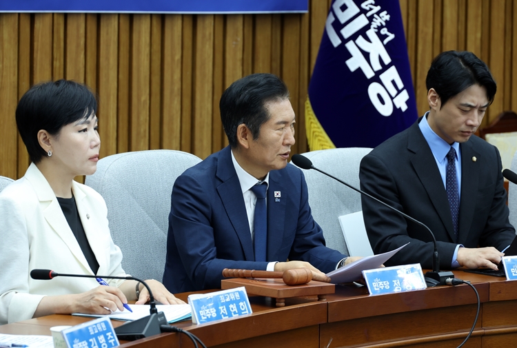 정청래 더불어민주당 대표가 26일 국회에서 열린 확대간부회의에서 발언하고 있다. / 뉴시스