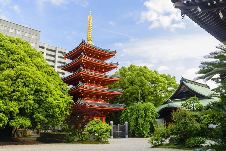 일본 후쿠오카는 쇼핑몰과 자연형 휴식처를 함께 즐길 수 있는 여행지로 주목을 받고 있다. / 호텔스컴바인, 클립아트코리아