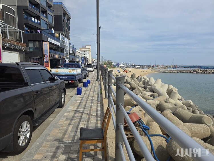 장사해변 백사장에 방파제 구조물인 테트라포드가 가득 쌓여있다. / 시사위크 