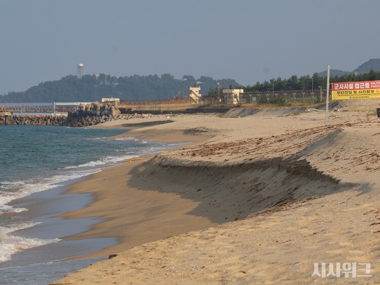 백사장이 바닷물에 깎여 나가면서 우리의 삶의 터전과 안전이 위협받고 있다. 사진은 동해 강릉 강문해변의 모습./ 시사위크  