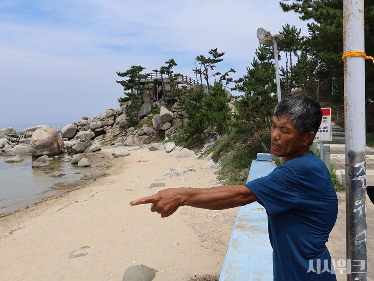 동산해변 인근에서 만난 주민 A씨는 “예전엔 바다가 지금 보이는 것보다 더 멀리 있었다”며 백사장 면적이 크게 줄었다고 말했다. / 시사위크  
