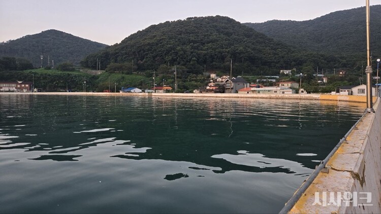 인천 옹진군의 섬 덕적도는 해수면이 상승하는 대조기마다 바닷물이 도로 안으로 침투해 반복적인 침수 피해가 발생해왔다. 올해 9월 백중사리 기간에는 침수 피해가 발생하지 않았으나 주민들은 여전히 불안을 떨치지 못하고 있다. 사진은 올해 9월 10일 해수면이 높아졌을 당시 모습. / 옹진군청